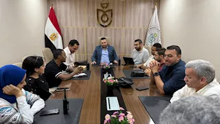 مدير الرعاية الصحية بالأقصر يترأس غرفة الطوارئ استعدادًا لعيد الأضحى