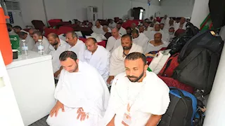 بالصور.. لا صوت يعلو فوق صوت التلبية والدعاء في مخيمات حجاج الجمعيات الأهلية