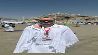 عضو مجلس الأهلي يؤدي مناسك الحج على جبل عرفات