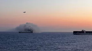 تحمل 800 سيارة كهربائية.. حريق يلتهم سفينة قبالة ألاسكا- صور