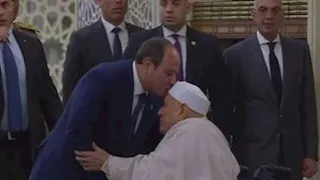 الرئيس السيسي يقبل رأس الدكتور أحمد عمر هاشم خلال صلاة عيد الأضحى -(فيديو)