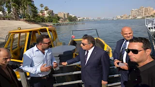 محافظ الدقهلية يستقل أولى رحلات الأتوبيس النهري بالمنصورة