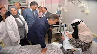 محافظ الدقهلية يتفقد مستشفى التأمين الصحي ويهنئ الأطقم الطبية بالعيد
