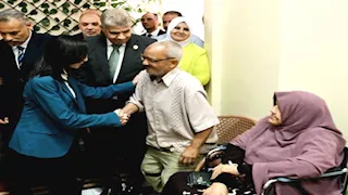 بالصور- محافظ البحيرة تشارك الأطفال والمسنين فرحة العيد