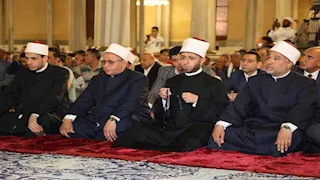 وزير الأوقاف يؤدي صلاة الجمعة بمسجد الإمام الحسين بالقاهرة