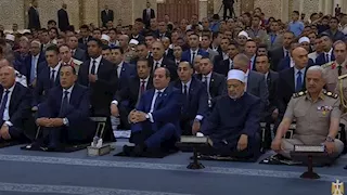 الرئيس السيسي يؤدي صلاة العيد ويوجّه تهانيه للعالمين العربي والإسلامي