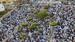 الآلاف يؤدون صلاة العيد بساحة مسجد بورفؤاد ببورسعيد (فيديو وصور)