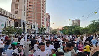 آلاف المصلين يؤدون صلاة العيد في أجواء احتفالية بأسيوط (فيديو وصور)