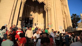 المئات يؤدون صلاة العيد بساحة "المرسي أبو العباس" بالإسكندرية (صور)