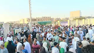 الآلاف يؤدون صلاة العيد في ساحة نادي المنيا الجديدة (فيديو وصور) 