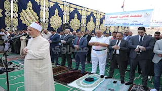محافظ بني سويف يؤدي صلاة العيد بمسجد عمر بن عبدالعزيز (صور)