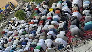 مئات يؤدون صلاة عيد الأضحى بساحات الإسماعيلية (صور)