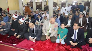 محافظ القليوبية يؤدي صلاة عيد الأضحى بمسجد ناصر ببنها (صور)
