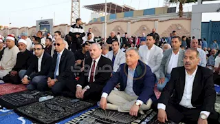 محافظ الإسماعيلية يؤدي صلاة العيد بساحة الملاعب المفتوحة (صور)
