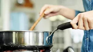 تسخين اللحم بهذه الطريقة يعرض حياتك للخطر.. احترس