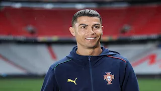 رونالدو يثير الجدل بطلاء أسود على أظافر قدمه.. ما القصة؟