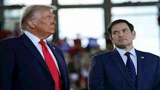 على طريقة بايدن.. ترامب وروبيو يتعثران على سلم طائرة الرئاسة (فيديو)