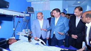 وزير الزراعة يمنح موظف سوهاج مكافأة مالية وترقية استثنائية -صور 