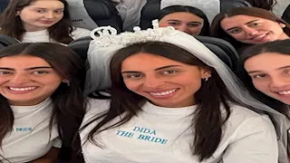 بالصور.. عروس حفيد عادل إمام تحتفل بليلة الحنة وسط صديقاتها