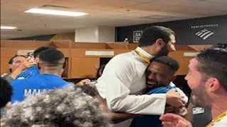 "خلع العقال".. 10 صور لاحتفال رئيس الهلال مع اللاعبين بعد الفوز على مان سيتي