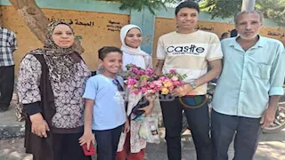 ورد وزغاريد في ختام امتحانات الثانوية العامة بأسيوط - فيديو وصور 