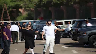 مصابة والشاش يغطي قدمها.. كاملة أبو ذكري في جنازة سامح عبد العزيز- صور