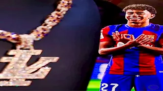 لامين يامال ينتظر هدية "عقد ألماس" من فنان مشهور (صور)