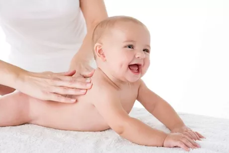 ماذا يحدث لطفلك عند تدليك جسده بزيت الخردل؟- طبيبة توضح