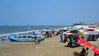 دقوا الشماسي.. شواطئ بورسعيد تزدحم بالزوار هربًا من حر الصيف - صور