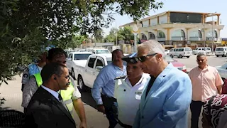 محافظ أسوان يتفقد كمينًا متحركًا للكشف عن المخدرات بموقف الأقاليم