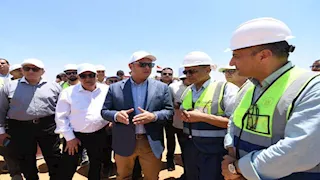 وزير الإسكان يتفقد الطرق ومحطة تنقية مياه الشرب الجديدة بالسادات
