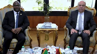 وزير الطيران يبحث مع نظيره السيراليوني الربط الجوي بين القاهرة وفريتاون