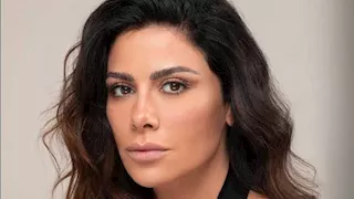 فستان "كب" ومجوهرات ماسية.. صبا مبارك تُعيد إحياء أناقة الأبيض والأسود