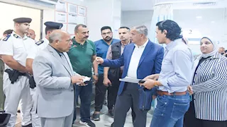 محافظ الإسكندرية يزور مصابي عقار العطارين ويوجه بصرف تعويضات عاجلة - صور 