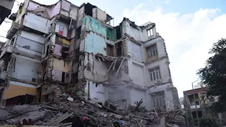 بعد انهيار أجزاء منه.. إخلاء عقار بالعطارين في الإسكندرية