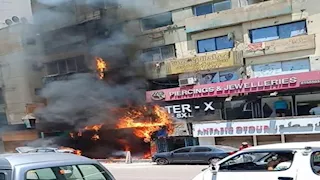 لحظات الرعب في شارع العشرين.. النيران التهمت 3 طوابق وسيارة أمام محل عطور