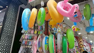 أسعار ثابتة ومبيعات متراجعة.. سوق أدوات السباحة يواجه ركودًا موسميًا 