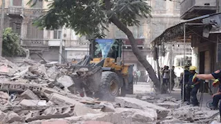 ارتفاع حصيلة ضحايا انهيار عقار العطارين إلى حالتي وفاة و5 مصابين - صور