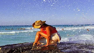 "جريئة".. زينة تستمتع بإجازة الصيف أمام البحر والجمهور يعلق (صور)