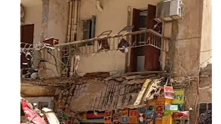 البلكونة وقعت على الثلاجة.. انهيار شرفة منزل فوق سوبر ماركت بالسويس