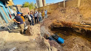 ضخ المياه تدريجيًا بعد إصلاح تسريب بخط رئيسي في أسيوط (صور)