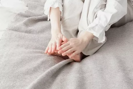 احذر- سخونة اليدين والقدمين علامة على هذه الأمراض "فيديوجرافيك"