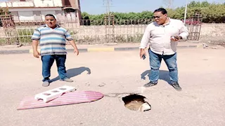 بالصور- هبوط أرضي مفاجئ بطريق رئيسي في المنوفية