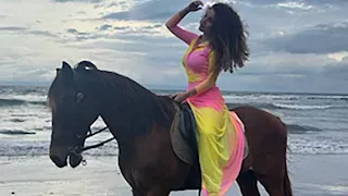 "حصان وبحر وشلال".. رنا رئيس تستمتع بإجازة الصيف أمام أحد الشواطئ