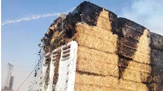 كتلة لهب على طريق السخنة.. اندلاع حريق في سيارة نقل محملة بالتبن