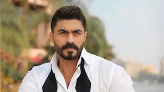 بفستان غريب.. خالد سليم وزوجته يخطفان الأضواء في ختام مهرجان الجونة