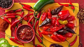 بتحب الشطة والأطعمة الحارة؟ هذا ما يحدث لجسمك عند تناولها يوميًا