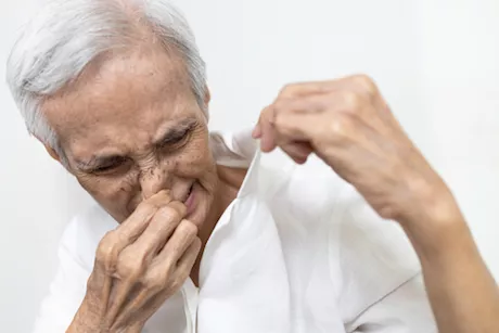 لماذا تخرج رائحة كريهة من كبار السن؟