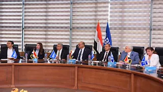 وزير العمل يُسلم شهادات تدريب على "المساح العام" لخريجي جغرافيا