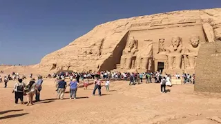 رغم العاصفة الترابية.. 2000 سائح زاروا معبد أبو سمبل بأسوان